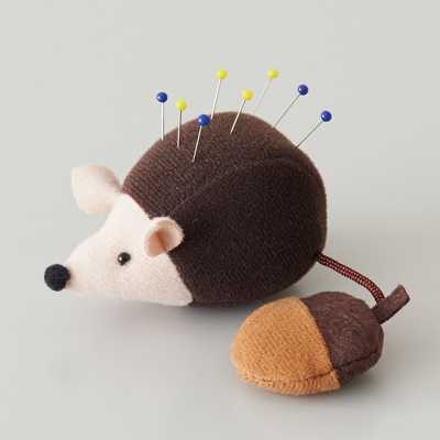 23052 Pincushion With Needle Sharpener <Hedgehog>